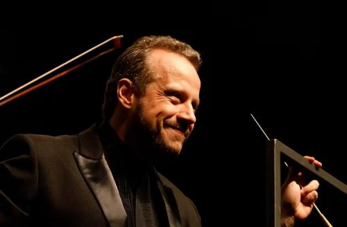 Foto do maestro Guilherme Mannis