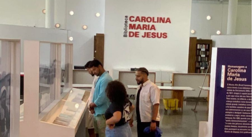 O grupo na Biblioteca Carolina Maria de Jesus, localizada no Museu Afro Brasil