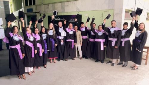 Turma de licenciatura em Física EAD, posando na entrada o auditório do CCE