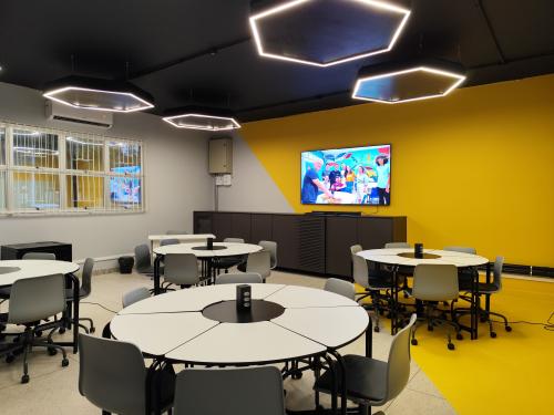 Sala com mesas circulares do projeto de extensão ConneCT