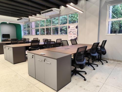 Outro ambiente do projeto ConneCT com mesas retangulares e cadeiras
