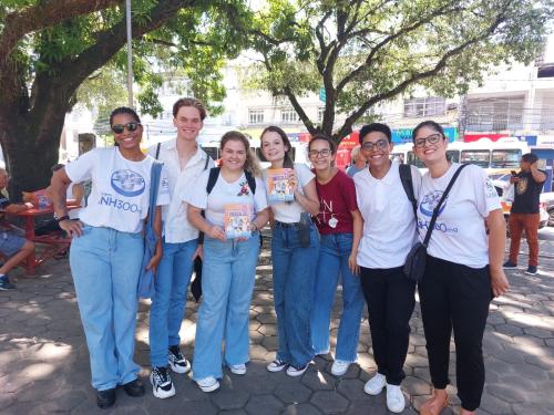 Foto da equipe do Laboratório de Pesquisa em Epidemiologia na praça Costa Pereira