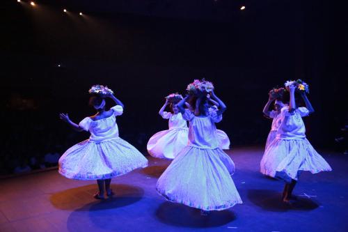 Dançarinas do Grupo Andora se apresentam no Teatro Universitário