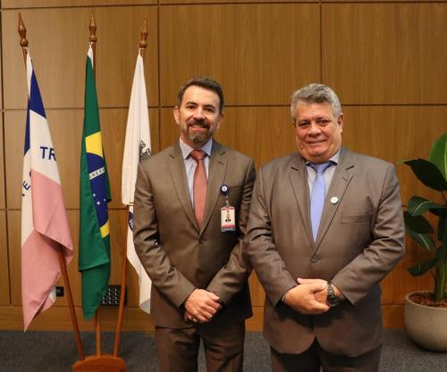 Foto do reitor da Ufes ao lado do juiz auxiliar da Presidência do TRT da 17° região, Fábio Eduardo Paixão