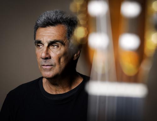 Foto do compositor e violonista Guinga