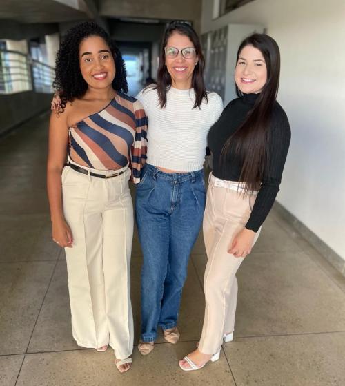 Foto da professora Alana com as estudantes Daiana Oliveira e Karina Santos