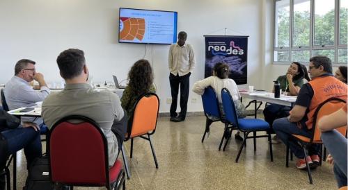 Foto do professor ministrando a oficina em uma sala