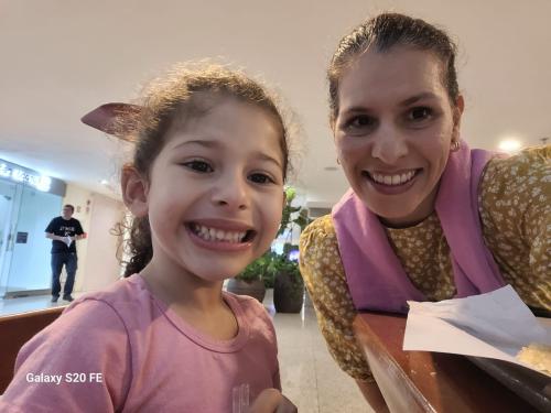 Foto de Natiely Monteiro ao lado da filha
