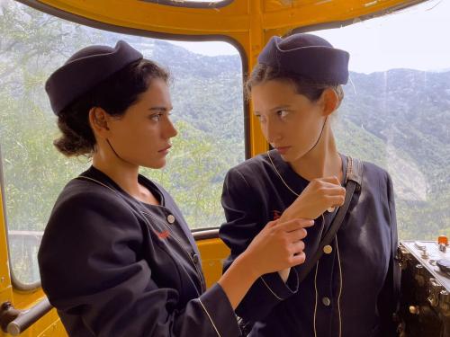 Cena de Teleférico, na qual aparecem as duas personagens conversando dentro de um teleférico