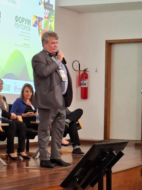 Foto do reitor da Ufes na Liga de Universidades do Brasil, Rússia e Bielorrússia, realizado na UFRJ