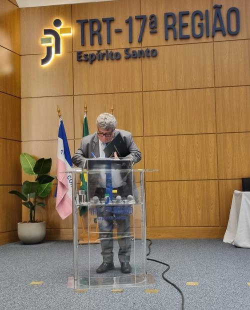 Foto do reitor assinando o termo de adesão da Ufes ao Getrin