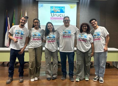 O professor Vander Tosta com estudantes que participaram do evento 