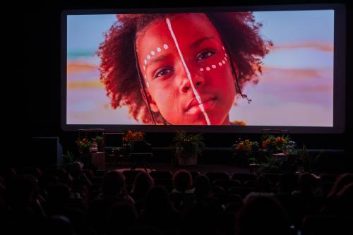 Foto da parte interna do cinema com a apresentação de um filme na tela em alusão à Mostra Competitiva Capixaba de filmes 