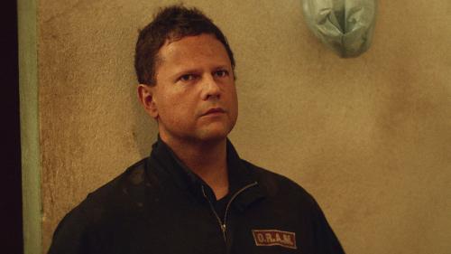 Cena de Enterre Seus Mortos onde aparece a imagem do protagonista olhando para o vazio