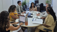 Na foto, a vice-reitora em reunião com a equipe do ministério de Direitos Humanos e Cidadania