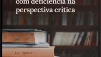 Capa do livro com o título da obra e a imagem de cinco livros empilhados. Ao fundo uma prateleira de livros.