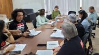 Foto da reunião, com todos os participantes sentados em torno da mesa.