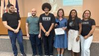 Foto da equipe do NAF/Ufes com o certificado de premiação