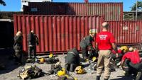 Foto de um grupo de bombeiros se preparando para um treinamento