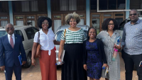 Foto em frente ao Centro de Estudos Africanos. Da esquerda para a direita, os professores Armindo Ngunga (Moçambique); Marileide França e Juliana Teixeira (Ufes); Crisofia Langa (Moçambique); Débora Araujo (Ufes); e David Langa (Moçambique).