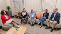 Foto panorâmica da reunião na sala da ministra