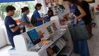 Estudantes olhando uma bancada com livros na Livraria da Ufes