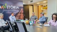 Foto da reunião com os participantes em torno da mesa