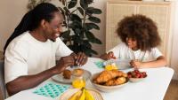 Foto de família à mesa durante café da manhã