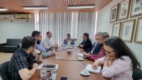 Foto da reunião com os participantes em volta da mesa