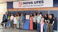 Foto do lançamento da Inova Ufes com a presença do reitor Eustáquio de Castro, da vice-reitora Sonia Lopes e de outros gestores e servidores em frente ao prédio onde funcionará a agência