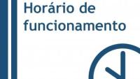 cartaz branco com o texto "horário de funcionamento" escrito em azul e o desenho parcial de um relógio também em azul 