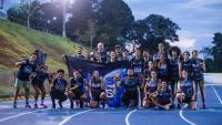 Atletas da Ufes posam para foto em pista de atletismo