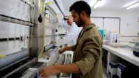 Equipe do Labsolos em trabalho no laboratório