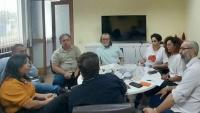 Foto das pessoas reunidas na sala da vice-reitora