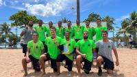 Equipe de handebol posa para foto com medalhas e troféu