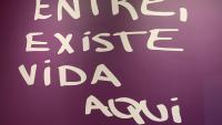 Obra de arte com as palavras escritas: Entre, Existe Vida Aqui 