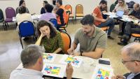 Foto dos participantes reunidos em grupos em uma das atividades da oficina