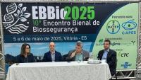 Foto da mesa principal do evento