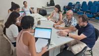 Foto da equipe da prograd atendendo servidores em uma sala