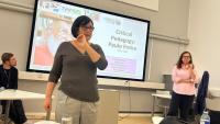 Foto das professoras da Ufes fazendo a apresentação sobre Paulo Freire