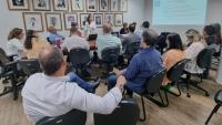 Foto da sala de reuniões com os gestores participando da capacitação