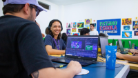 Foto de alunos usando computadores no estúdio escola de animação