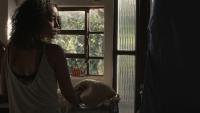Cena do filme Inventário de Imagens Perdidas, onde aparece uma mulher de frente para uma báscula, olhando para o lado