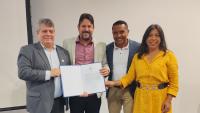 Foto do reitor e da vice-reitora com o diretor e o vice-diretor empossados