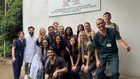 Foto dos estudantes em frente ao Hospital Universitário