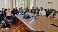 Foto dos gestores da Ufes em reunião com o reitor e equipe da UFV