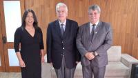 Foto com a vice-reitora da Ufes, o embaixador do Chipre e o reitor da Ufes