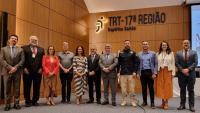 Na foto, os representantes das instituições signatárias do acordo e do Tribunal