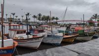Foto de barcos de pesca em um pier