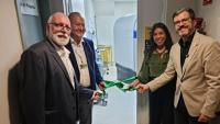 Foto do diretor do CCS, do superintendente do Hucam, da vice-reitora da Ufes e do presidente em exercício da Ebserh inaugurando o novo tomógrafo.